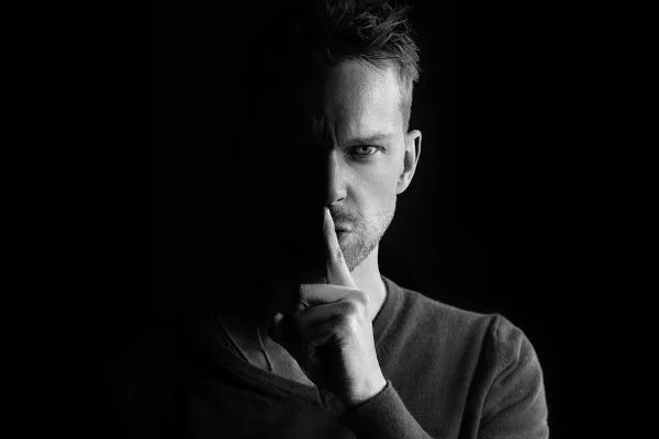 uomo che invita a fare silenzio