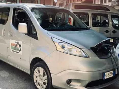 Furgone elettrico dell'Associazione Miniere urbane
