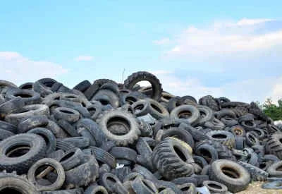 montagna di pneumatici usati