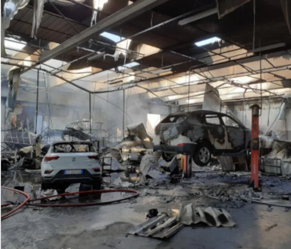 Autoveicoli bruciati presso il Centro Pneumatici di Empoli (FI)