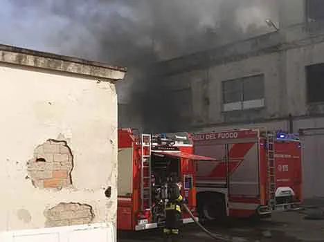 Incendio dell’ex magazzino in via Fanfani a Firenze
