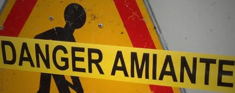 cartello che informa sulla presenza di amianto