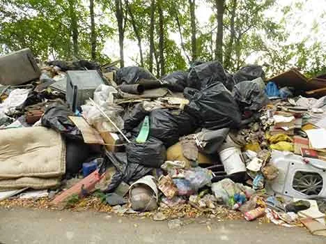 discarica abusiva nei pressi del campo nomadi di via Ciliegiole a Pistoia