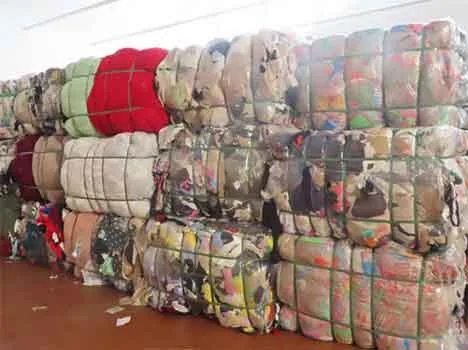 Rifiuti tessili stoccati in un capannone a Montemurlo (PO): ARPAT ha preso parte alle indagini