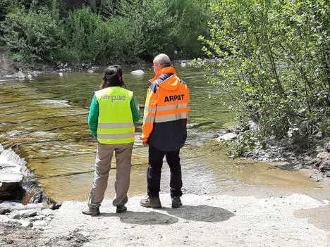 Operatori di ARPA Toscana e Emilia Romagna durante il sopralluogo
