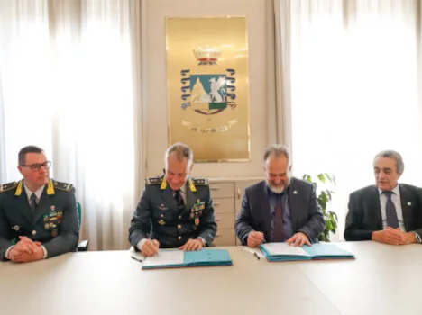 Un momento della firma del protocollo