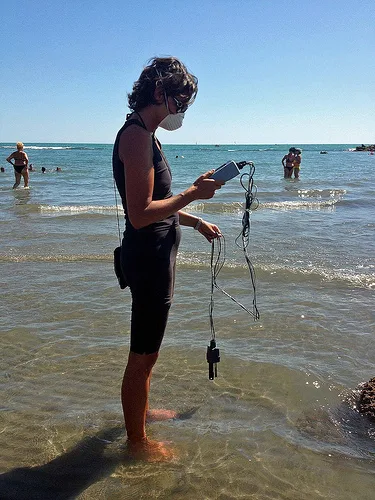 personale ARPAT con dispositivi di protezione individuale durante il campionamento