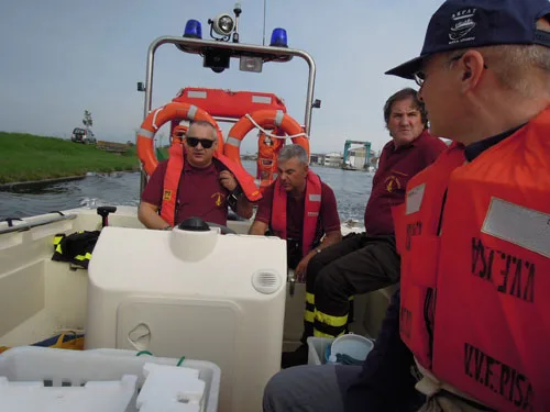 Operatori ARPAt e vigili del fuoco durante le operazioni di campionamento